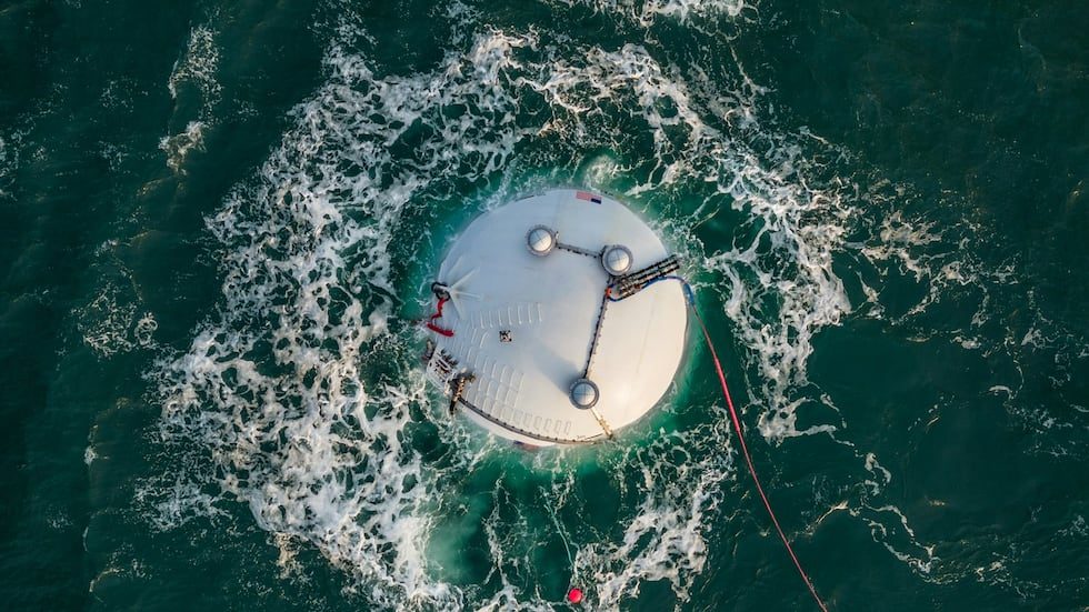Lo que nadie imaginaba: por qué EEUU está arrojando esferas gigantes al mar