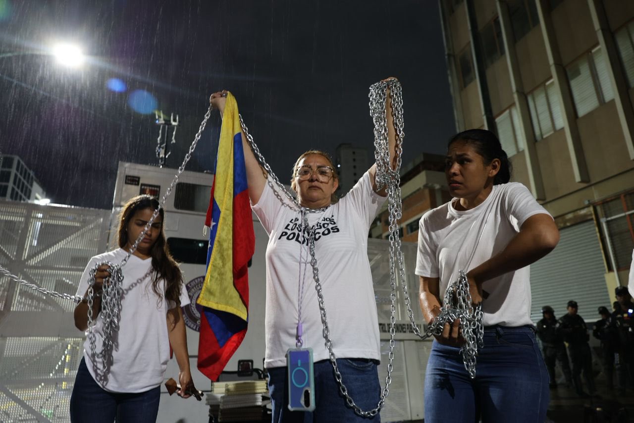 Con cadenas y coraje: familiares presionaron por la liberación de presos políticos en Zona 7 (IMÁGENES)