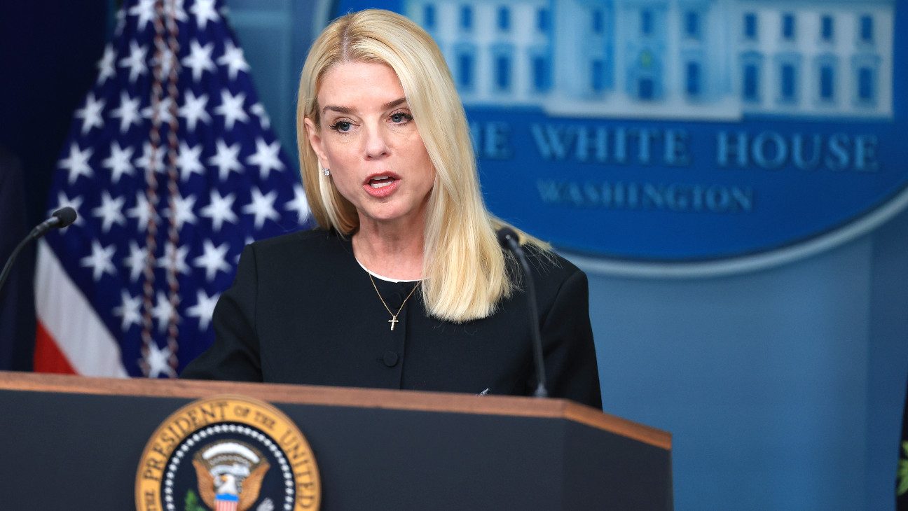Pam Bondi llamó "monstruo" a Maduro y aseveró que rendirá cuentas con la justicia de EEUU