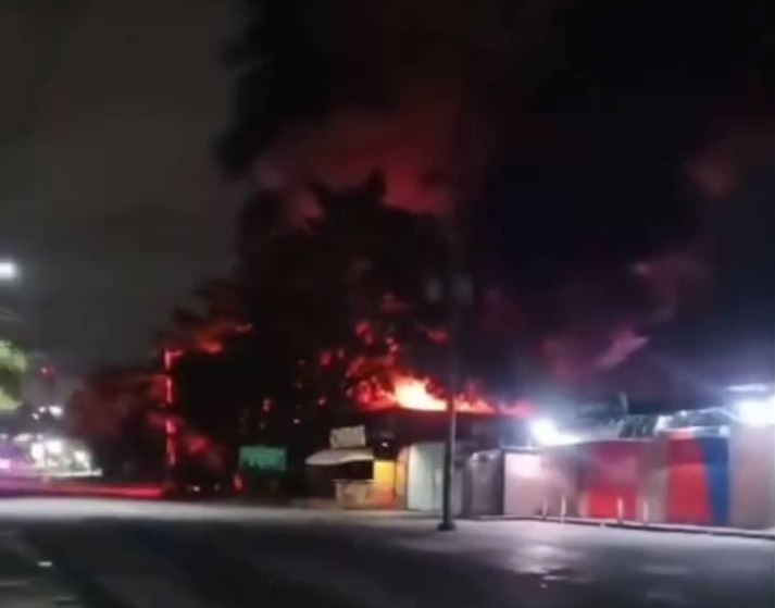 Controlaron incendio de gran magnitud en los galpones de un supermercado en Guatire (VIDEOS)
