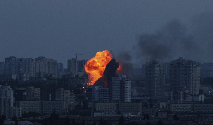 Rusia ataca Ucrania con 138 drones y Kiev dice haber alcanzado una refinería rusa