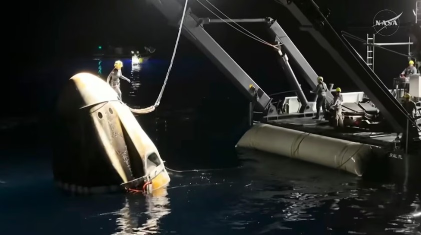 La Crew-11, con un astronauta enfermo, regresa a la Tierra en un amerizaje perfecto