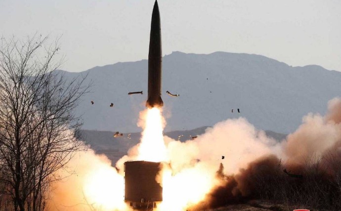 Corea del Norte lanza al menos dos misiles balísticos hacia el mar de Japón