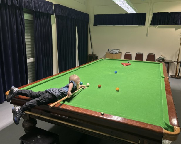 Un niño de dos años bate dos récord Guinness de billar