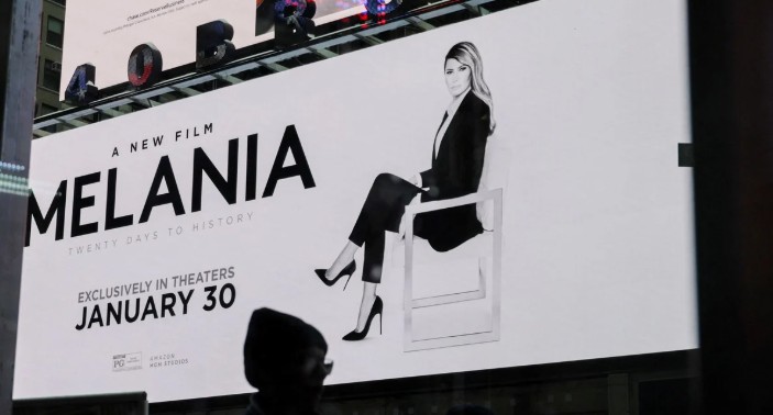 Melania Trump toca la campana de apertura de Wall Street para promocionar su documental