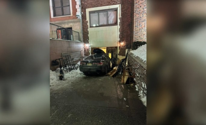 Un carro se estrella varias veces contra una sinagoga en Nueva York
