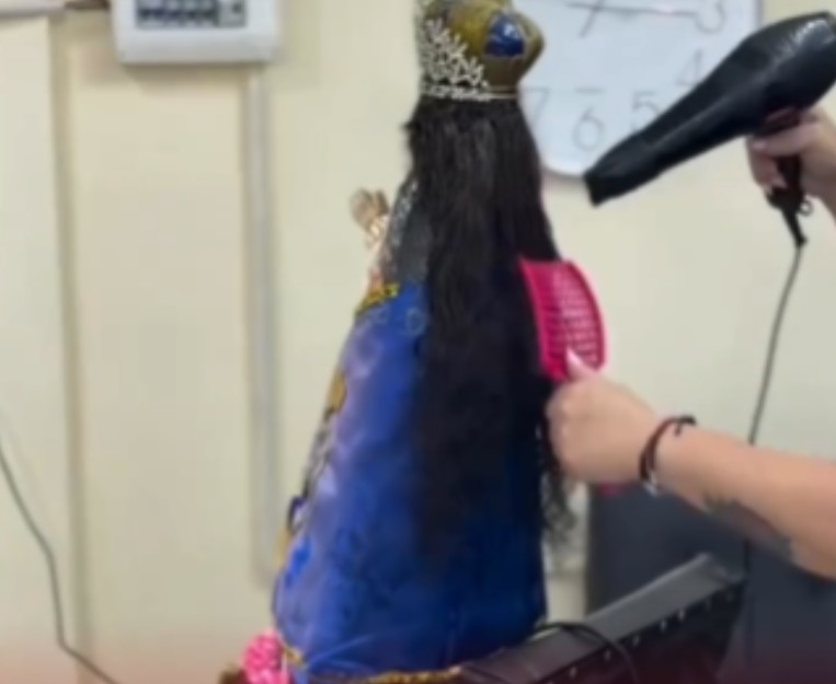 Llevaron dos esculturas de "La Virgen a la peluquería" (VIDEO)