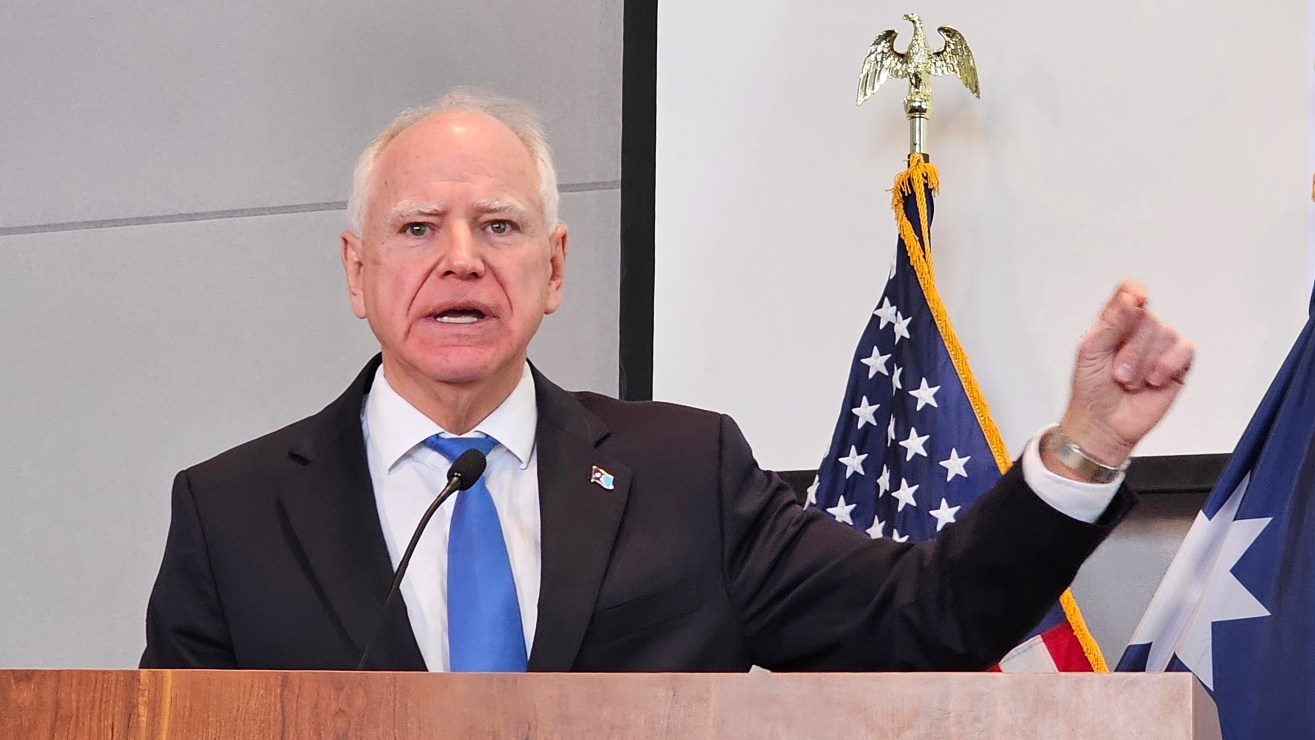 Donald Trump arremetió contra Tim Walz por retirar su candidatura a la reelección en Minnesota