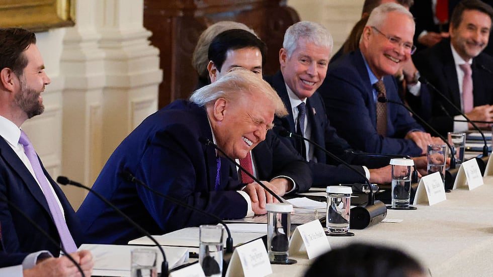 Trump leyó en voz alta una nota confidencial de Rubio en plena transmisión en vivo