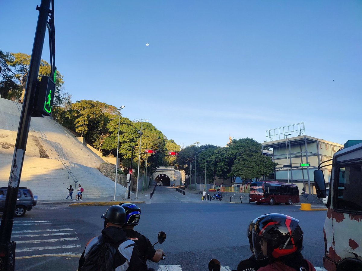 En IMÁGENES: las calles de Caracas amanecieron despejadas y en aparente calma este martes #6Ene