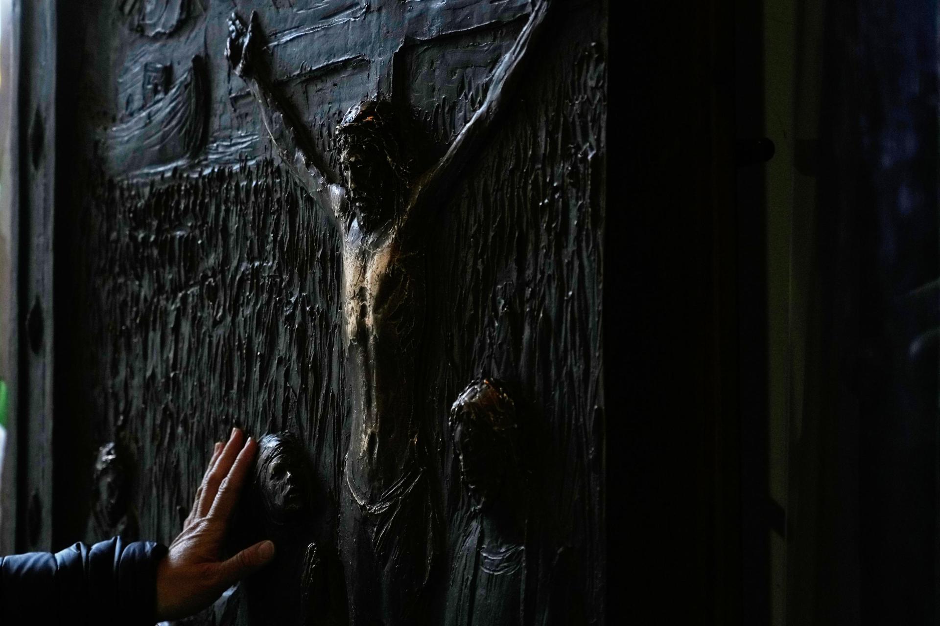 El papa León XIV clausura el Jubileo al cerrar la Puerta Santa del Vaticano