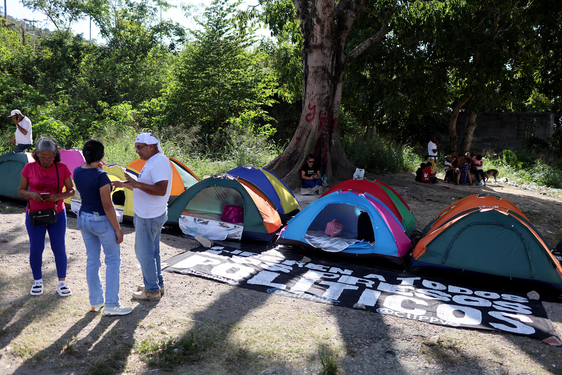 Familias de presos políticos llevan más de 10 días pernoctando en El Rodeo I para exigir excarcelaciones (VIDEO)