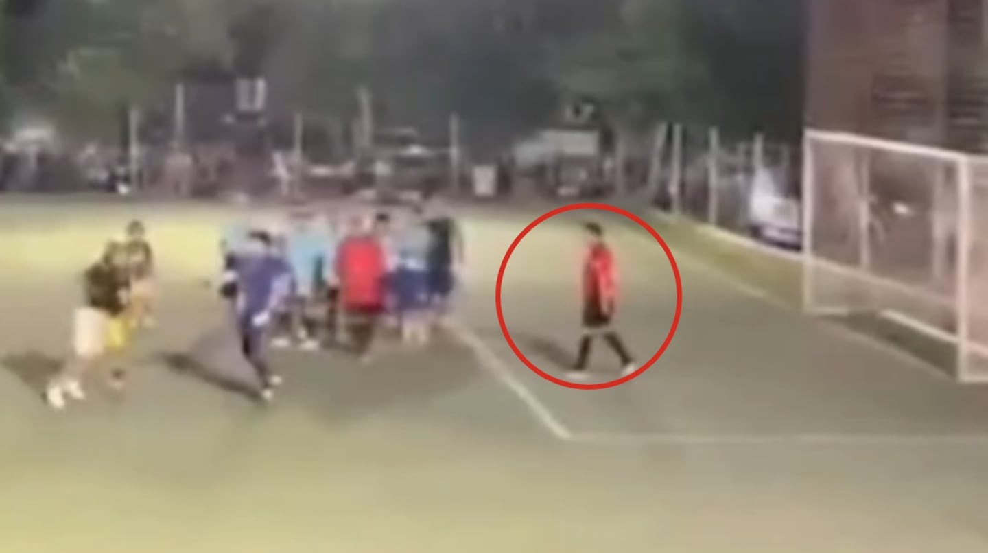VIDEO: El momento en que un árbitro le pegó un puñetazo a un hincha por festejarle un gol en la cara