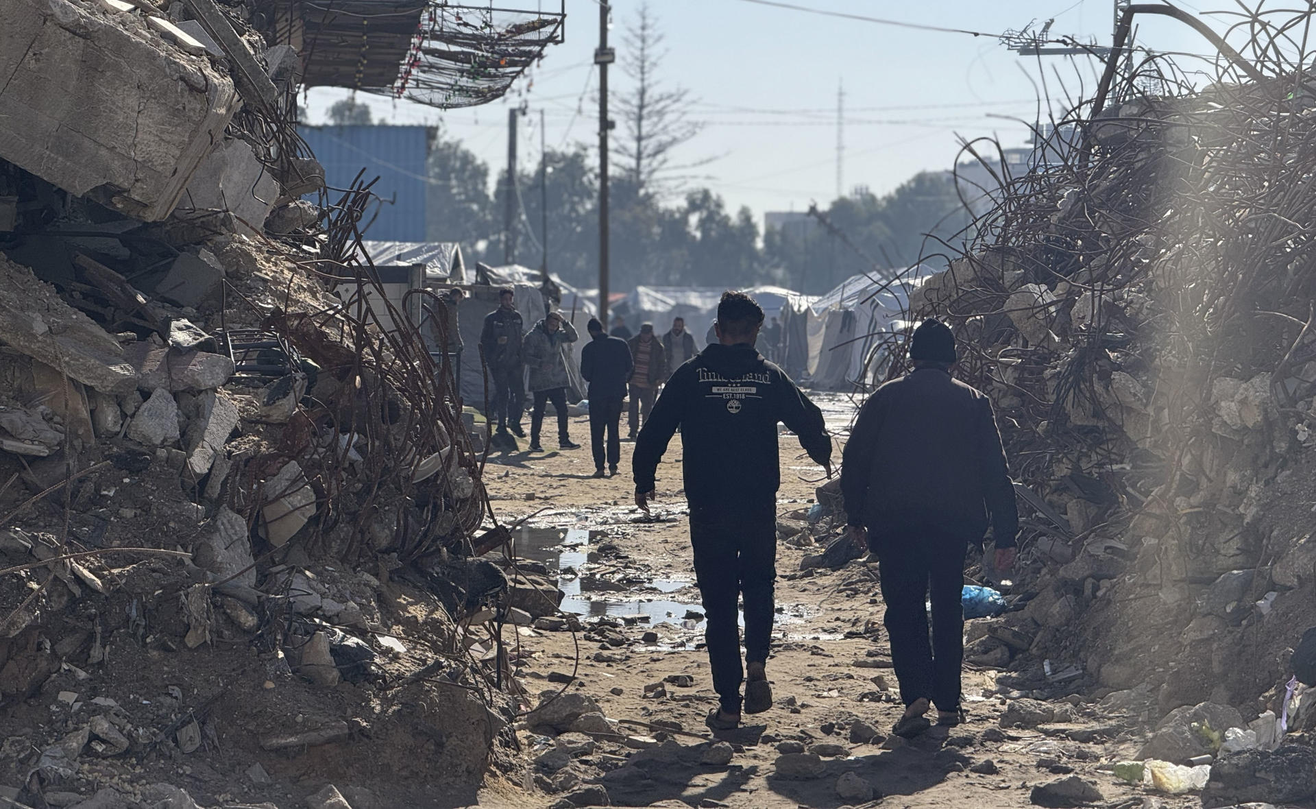 Palestinos acogen con desconfianza el paso a la segunda fase del alto el fuego en Gaza