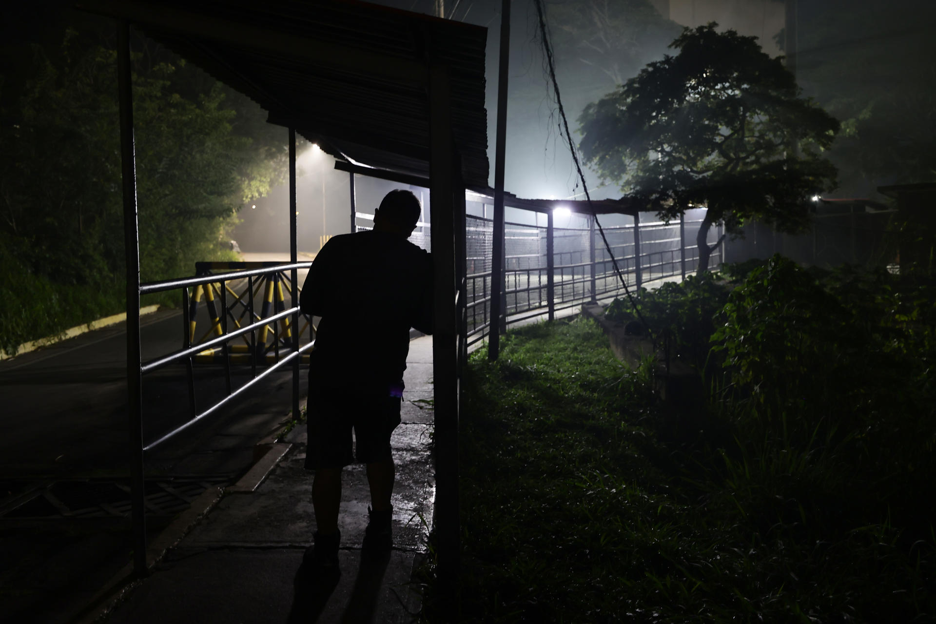 Familias pasaron la noche a las afueras de la cárcel El Rodeo I a la espera de excarcelaciones (FOTOS)