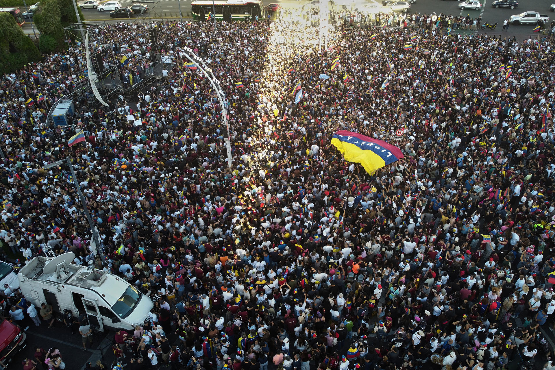 Venezolanos en Argentina continúan exigiendo "transición plena a la democracia" tras arresto de Maduro