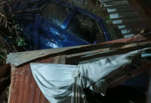 Impactante choque en Caracas terminó con un vehículo incrustado en una casa de Caricuao