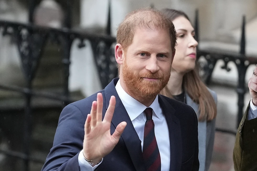 Príncipe Harry testifica en su demanda por espionaje telefónico contra el Daily Mail