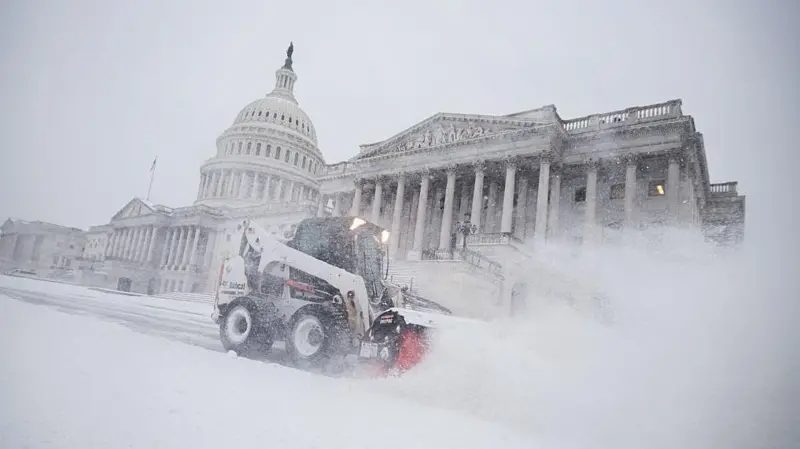 Potente tormenta de nieve en EEUU deja al menos 17 muertos y más de 800 mil hogares sin electricidad