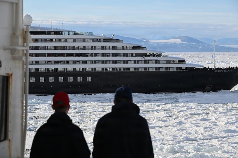 Un crucero turístico quedó atrapado en hielo marino y fue liberado por la Guardia Costera de EEUU