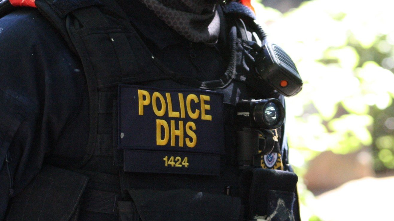 Investigan a estadounidense en Nueva York que intentó comprar un arma para "matar" a agentes de ICE