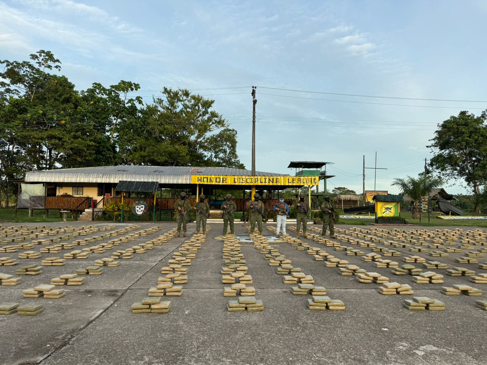 Militares de Ecuador dieron duro golpe al narcotráfico tras decomisar más de dos toneladas de droga