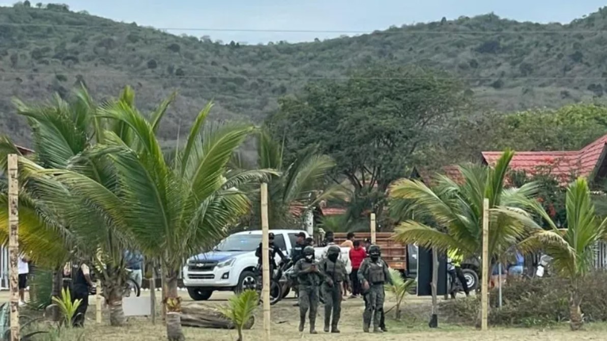 Macabro crimen en Ecuador: hallaron cinco cabezas humanas colgadas en una playa