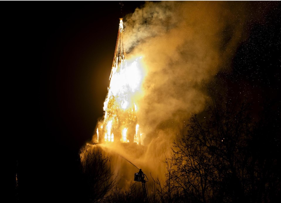 En IMAGENES: incendio destruyó una histórica iglesia en Ámsterdam durante la Nochevieja