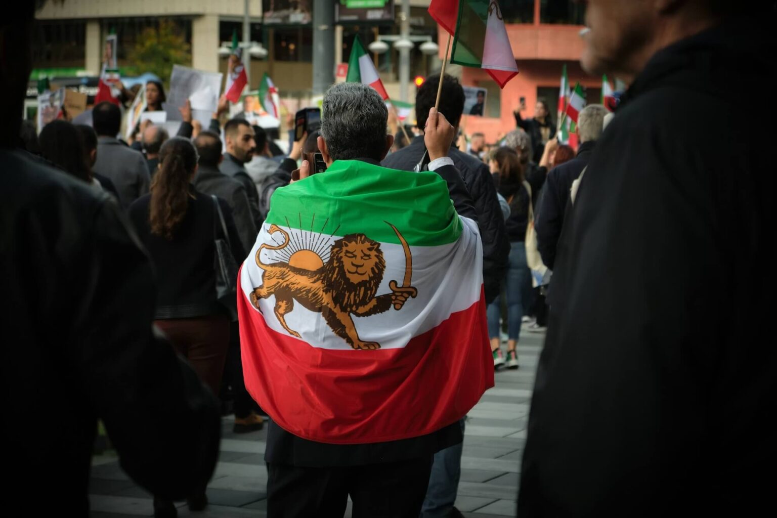 Muchos iraníes quieren una democracia, pero temen una intervención de EEUU