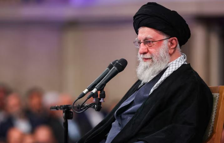 El líder supremo de Irán diseñó un plan de escape a Moscú ante el avance de las protestas