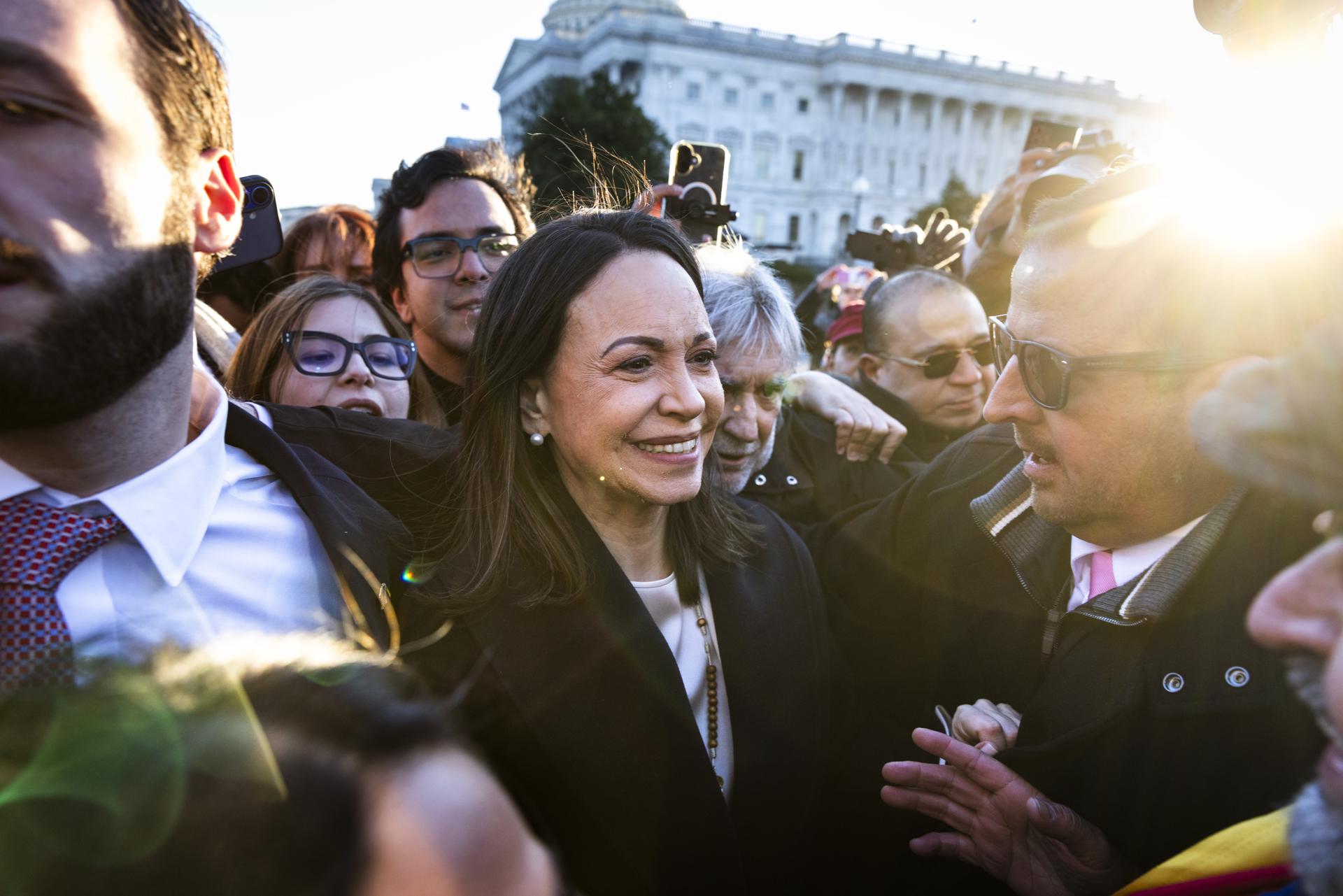 María Corina Machado emuló gesto a Simón Bolívar al entregar su medalla del Nobel a Donald Trump