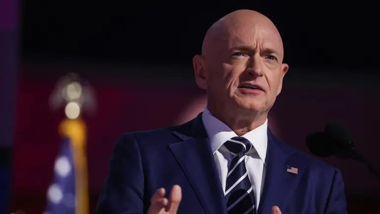 Pete Hegseth censurará al senador Mark Kelly: puede perder su rango y salario de jubilación