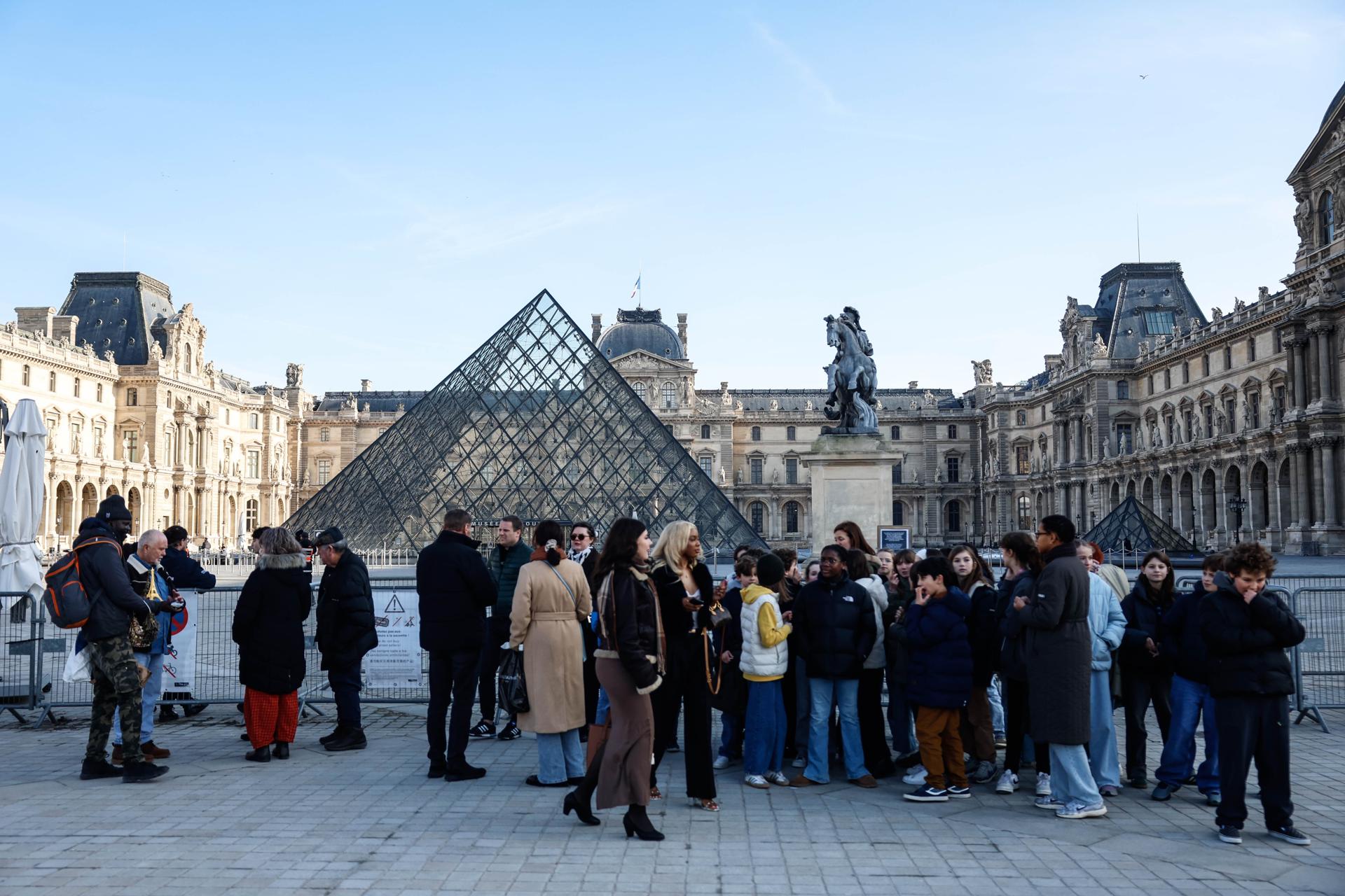 VIDEO: Nuevas imágenes de las cámaras del Louvre muestran por primera vez el robo en el interior del Museo