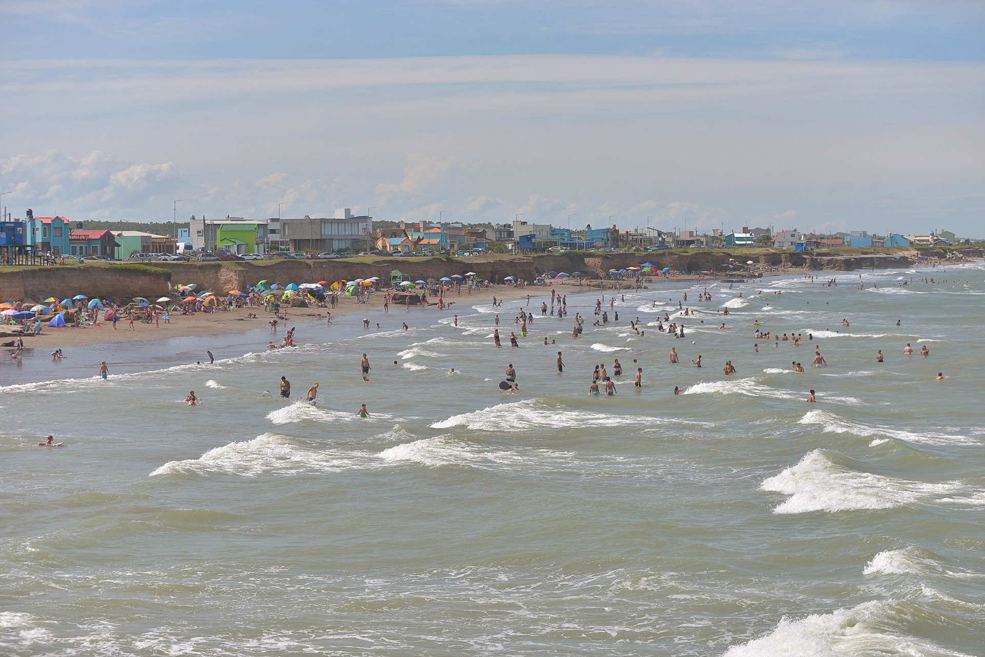 Ola gigante arrasó una playa repleta de turistas en Argentina: Una víctima mortal y más de 30 heridos