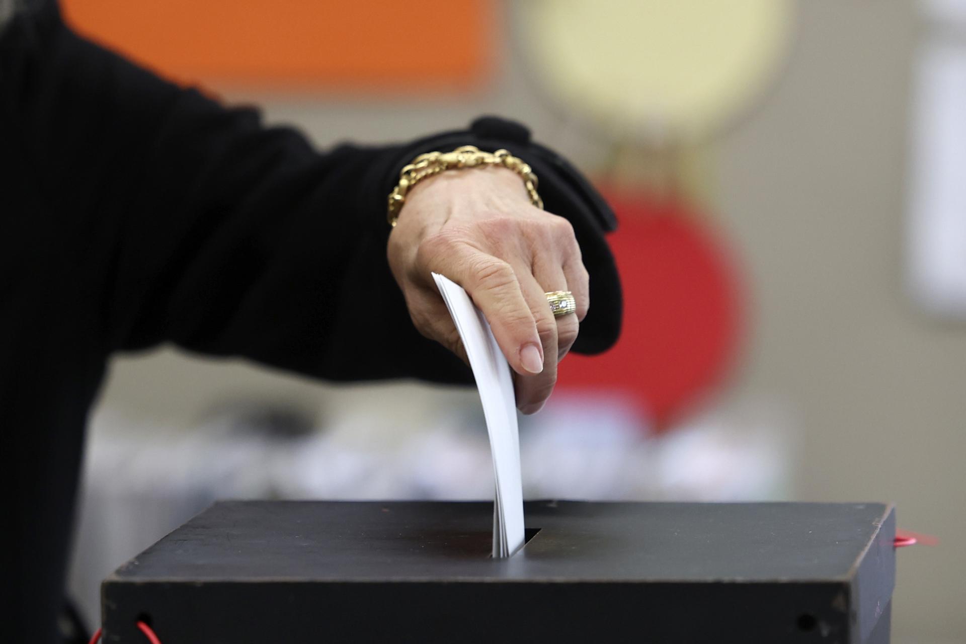 Candidatos socialista y ultraderechista irán a la segunda vuelta en Portugal