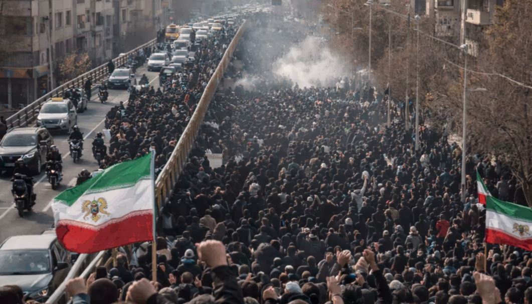 Alta tensión en Irán: Dos muertos y 30 heridos tras enfrentamientos entre policías y manifestantes