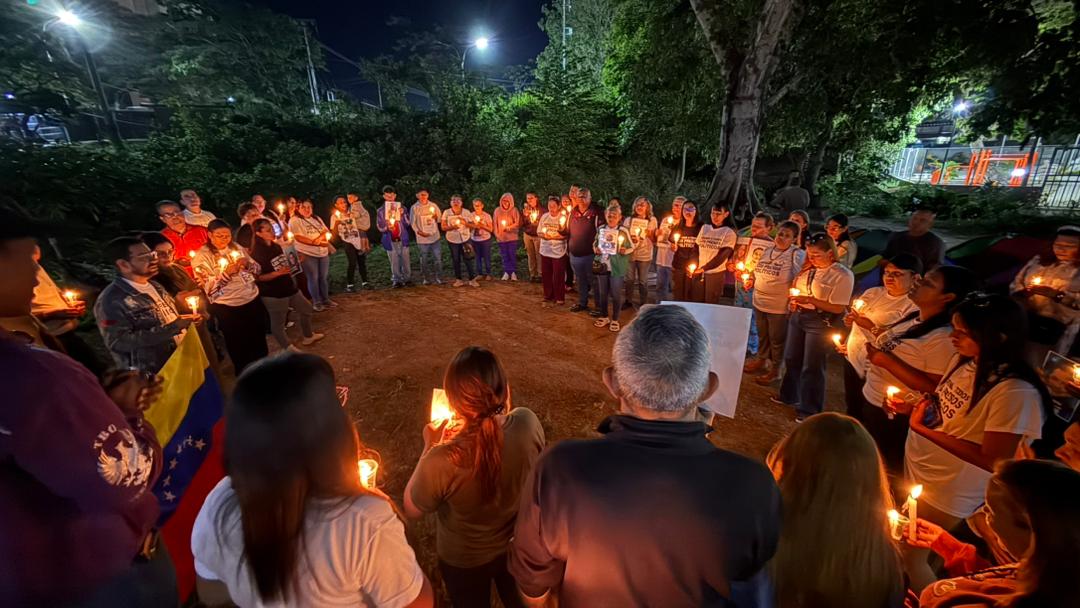 Familias de presos políticos en El Rodeo I acumulan 11 noches de vigilia exigiendo libertad total