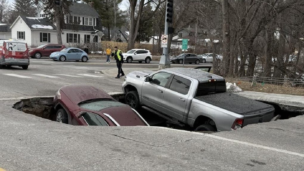 VIDEO: Derrumbe en carretera de Nebraska abrió un socavón que se tragó a dos vehículos