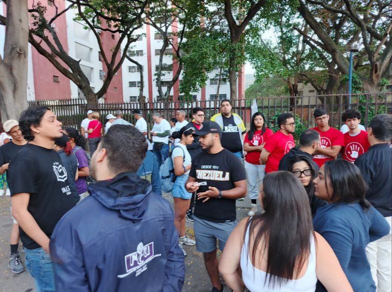 Vigilia en sede de la PNB en El Valle para exigir la libertad de presas políticas (FOTOS)