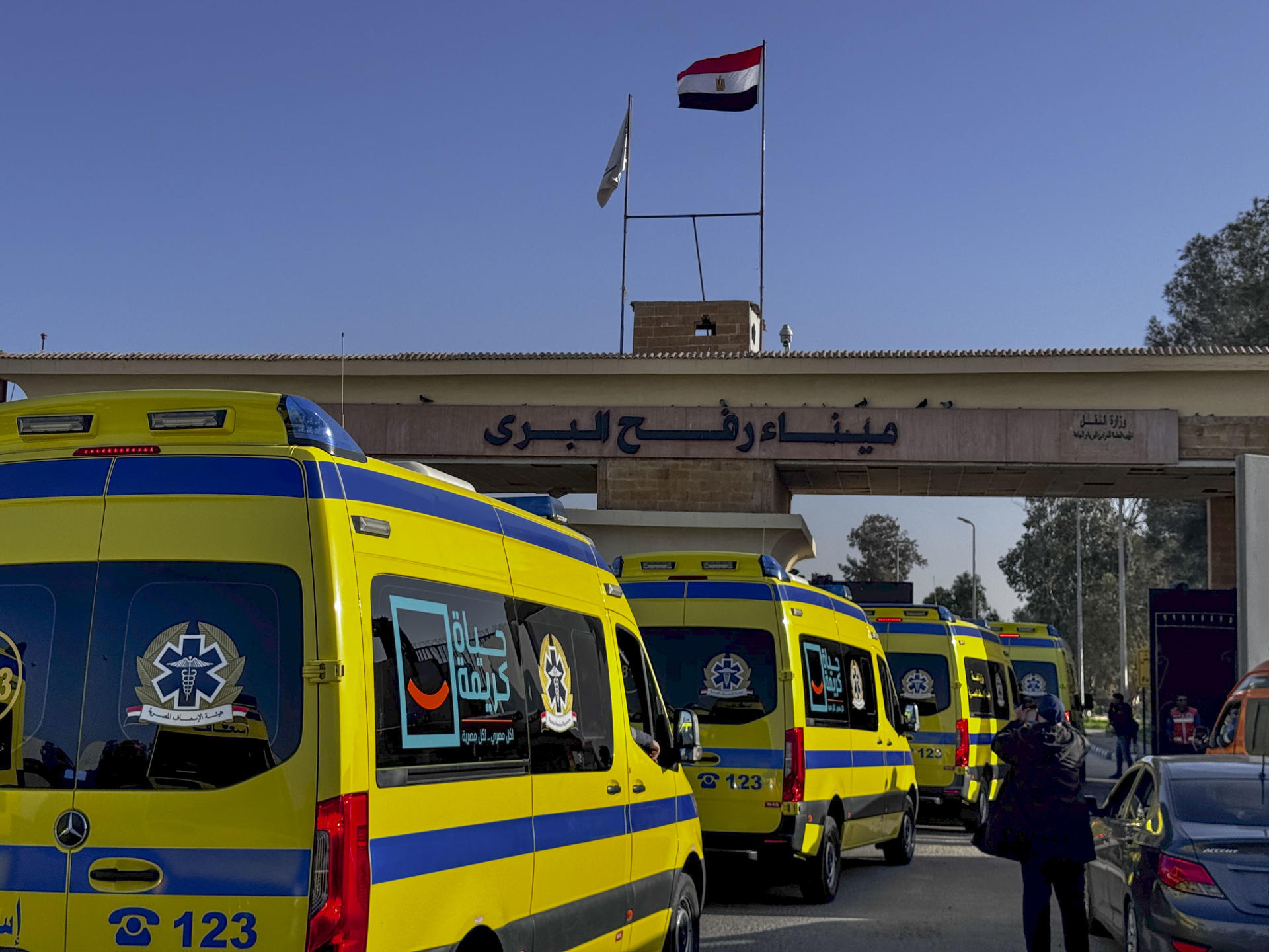 Cruzan de Egipto hacia Gaza los primeros palestinos tras la reapertura del paso de Rafah