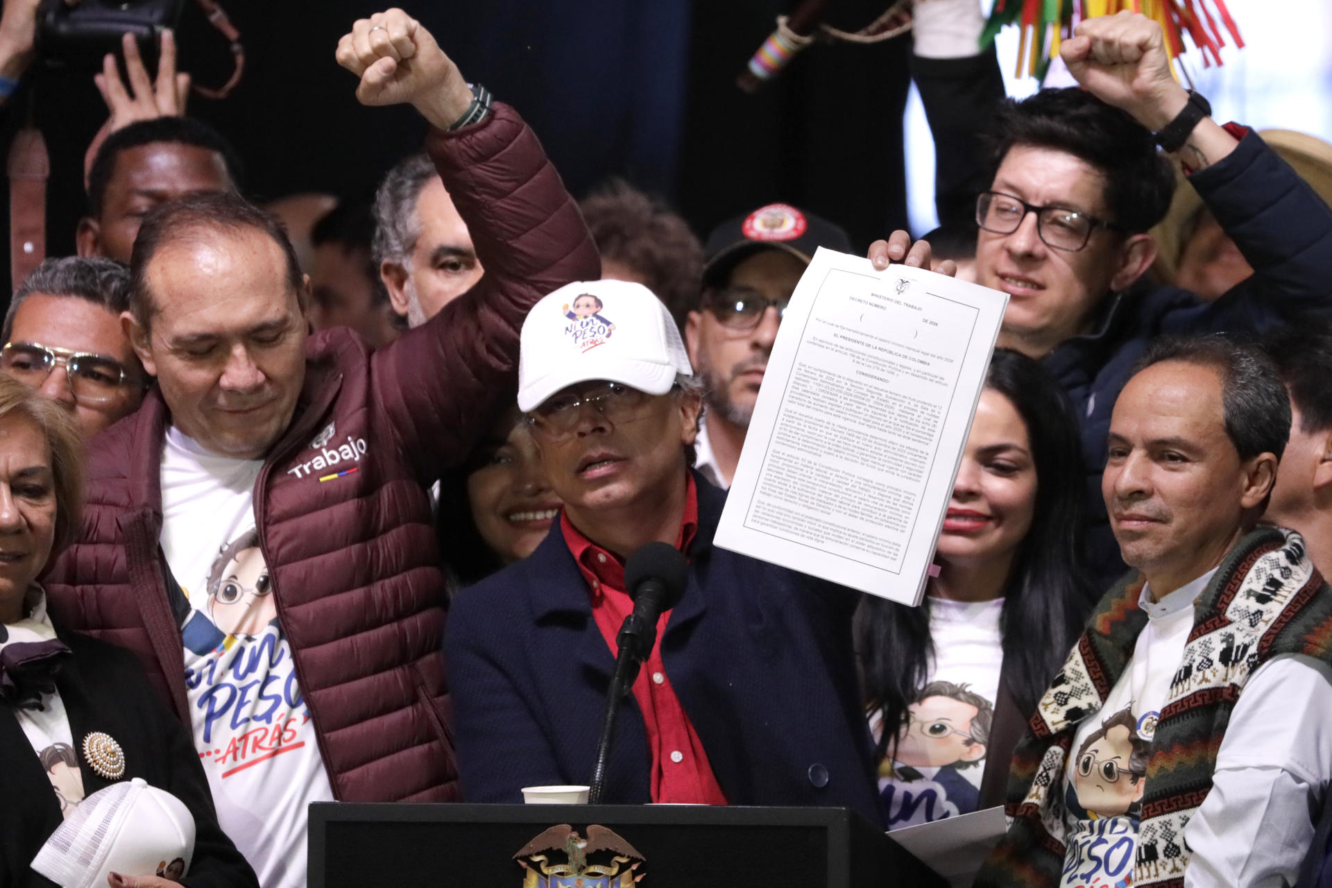 Gustavo Petro firmó nuevo decreto para ratificar aumento del 23,7 % del salario mínimo en Colombia