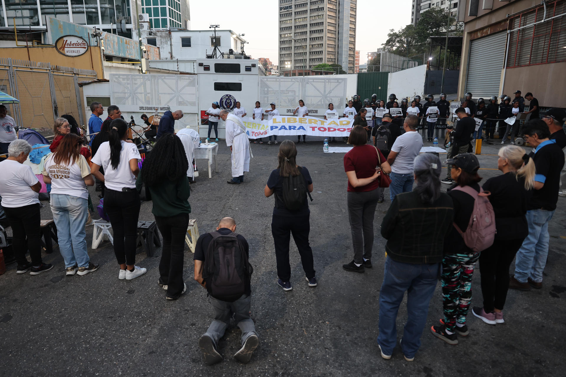 VIDEO: familiares de presos políticos en Zona 7 le exigen a Jorge Rodríguez que cumpla su promesa