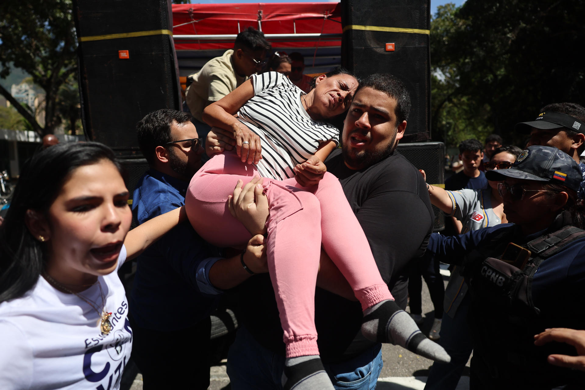 Madre de preso político se descompensó durante concentración en la UCV este #3Feb (VIDEO)