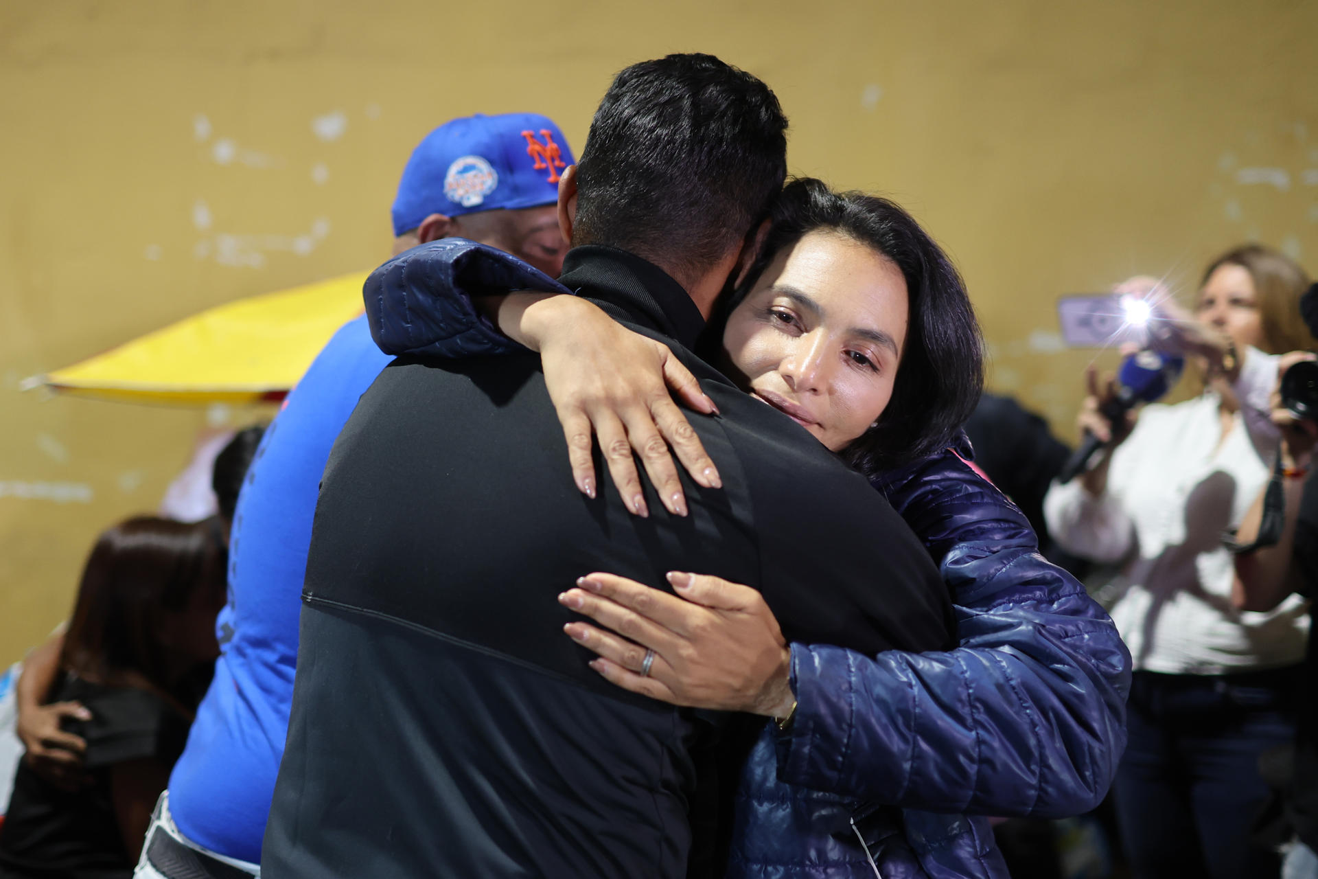 Abrazos en Zona 7: Así celebraron las familias tras aprobarse Ley de Amnistía este #19Feb (VIDEO)