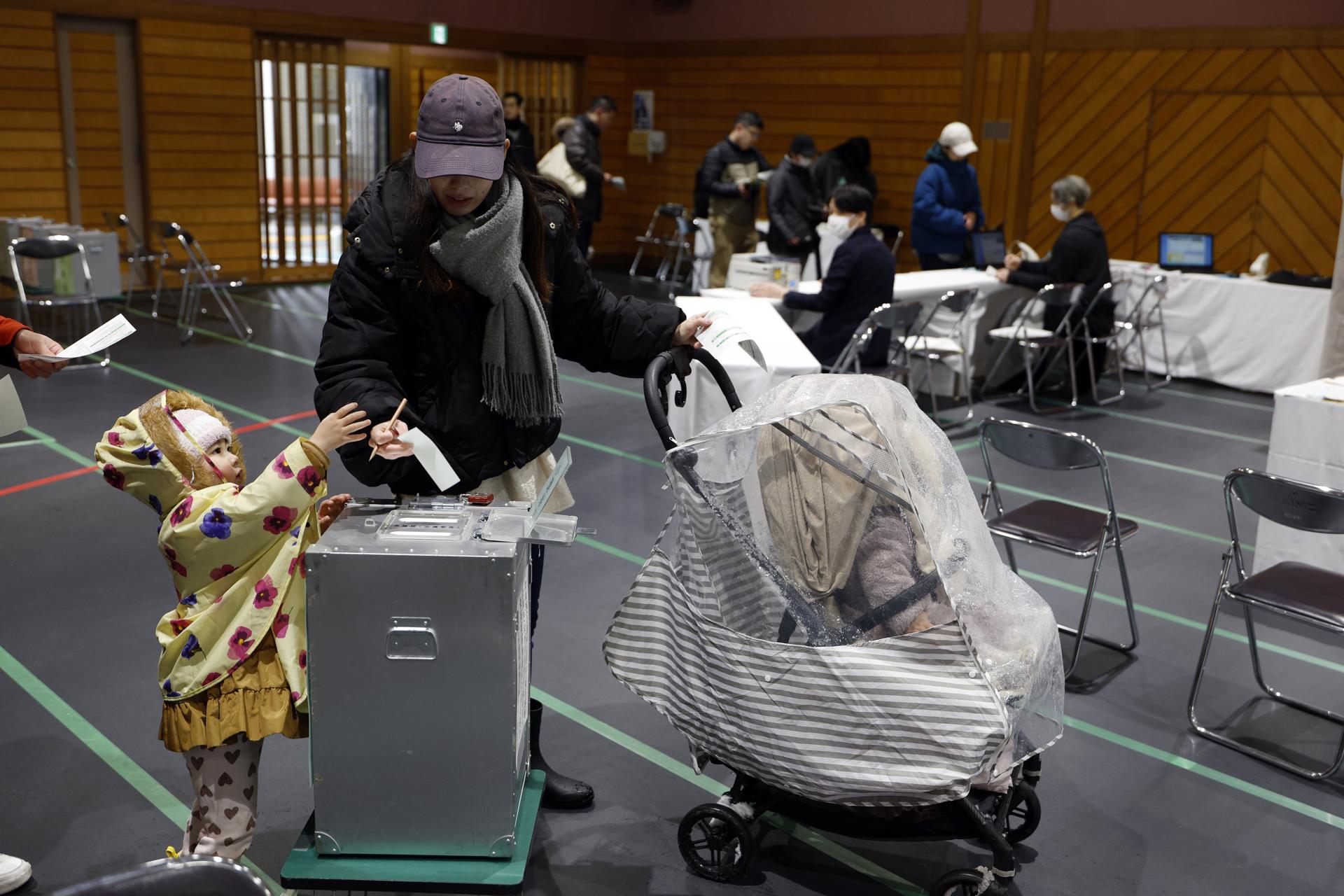 Oposición nipona lamenta resultados "muy duros" ante previsión de victoria de Takaichi