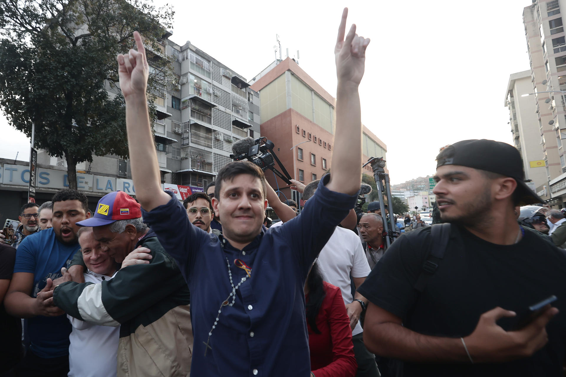 Recientemente excarcelado, Jesús Armas se sumó a la marcha de los estudiantes en la UCV