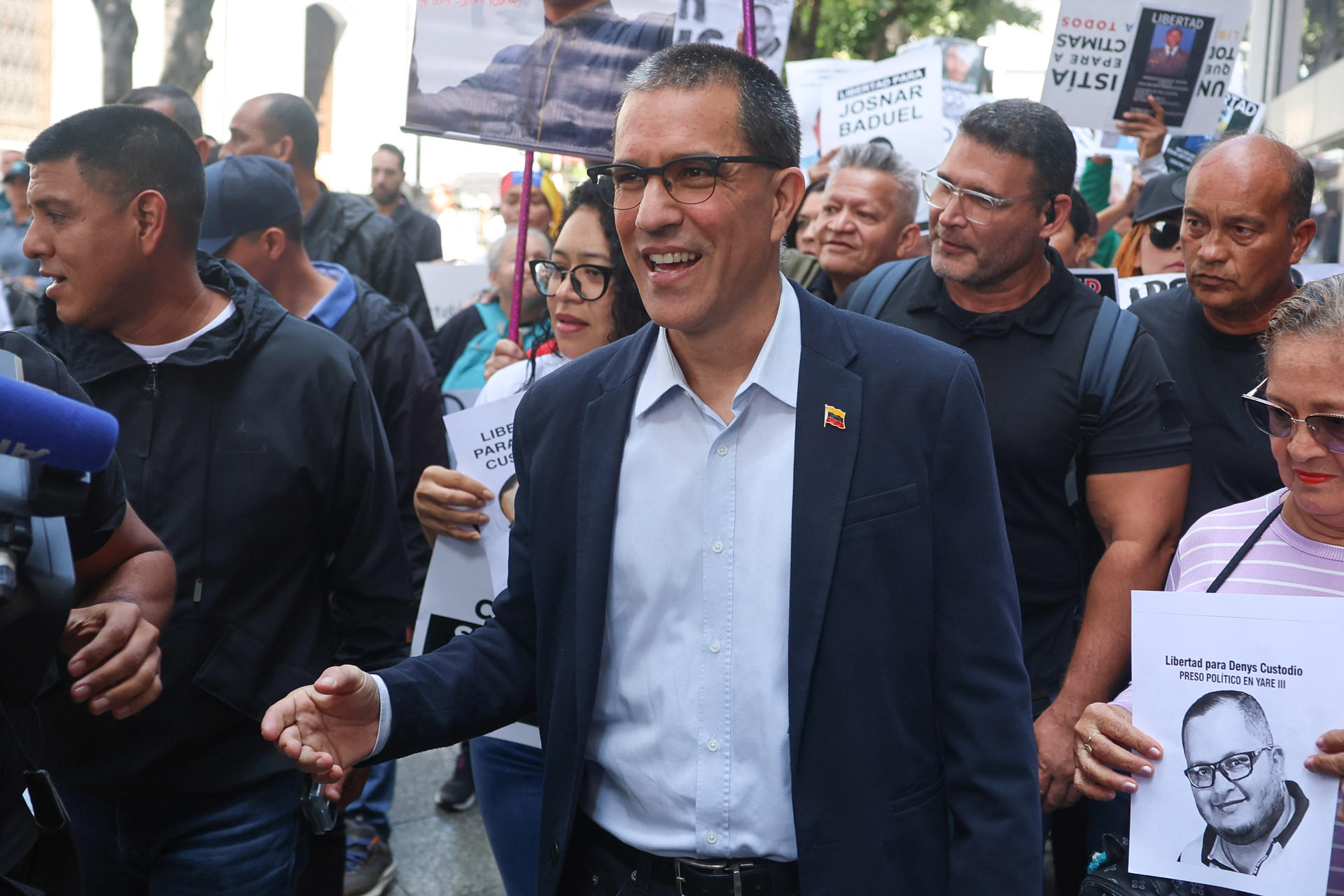 VIDEO: familias de presos políticos expresaron sus reclamos a Jorge Arreaza y Pedro Infante