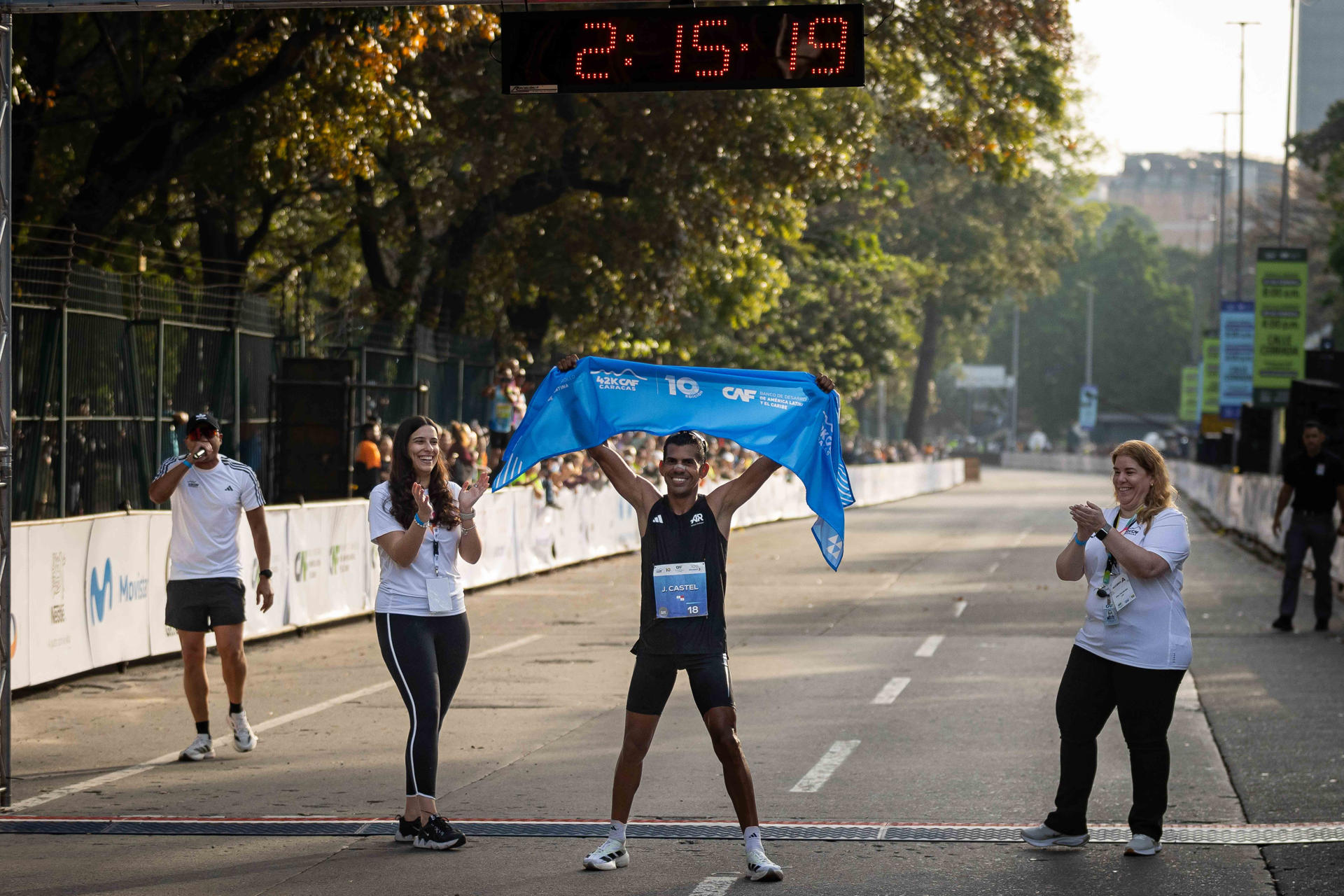 Panameño Jorge Castelblanco y la ecuatoriana Silvia Ortiz rompen récord en Maratón CAF de Caracas