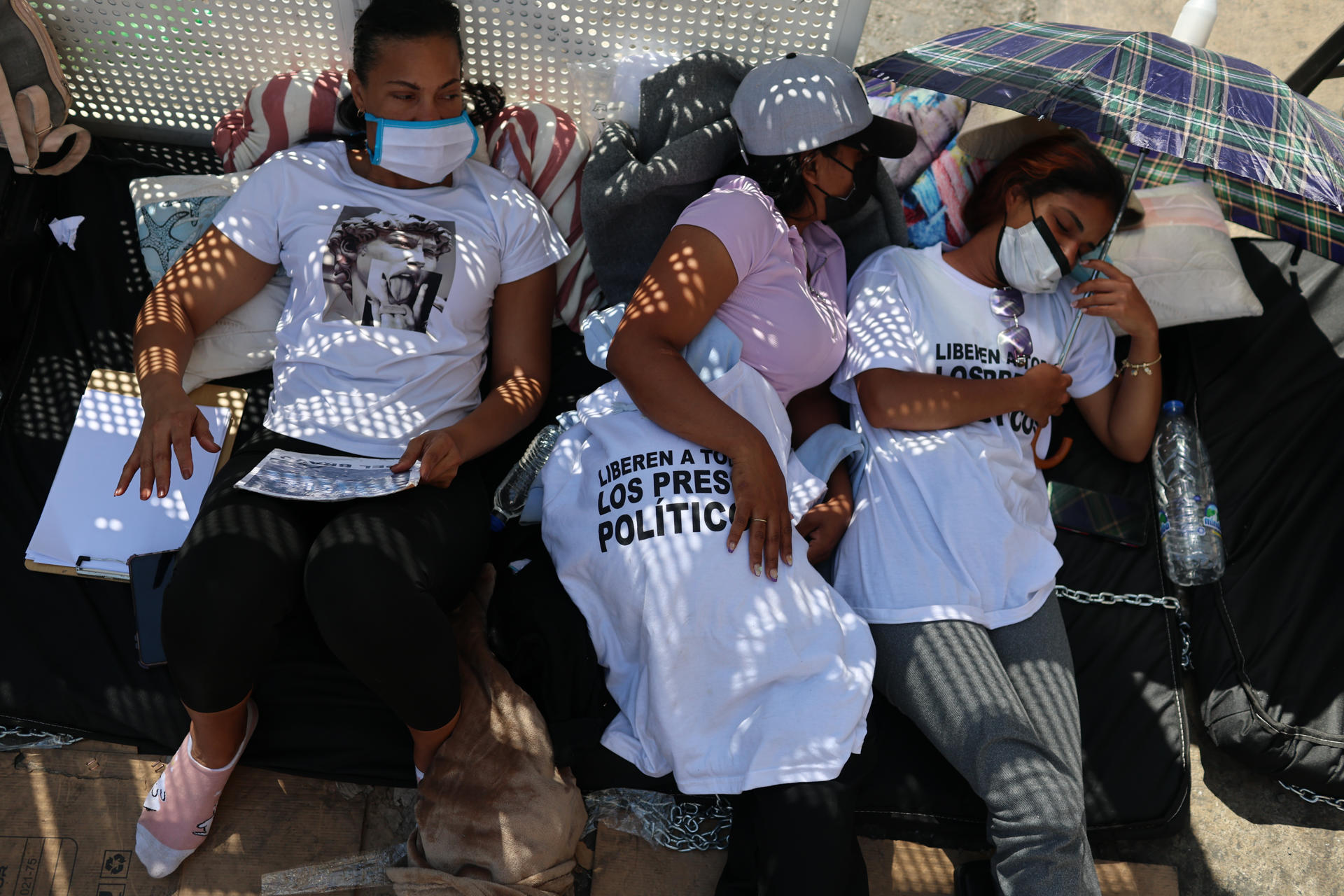 VIDEO: familiar denunció que presos políticos son obligados a comer bajo amenaza de castigo en Zona 7