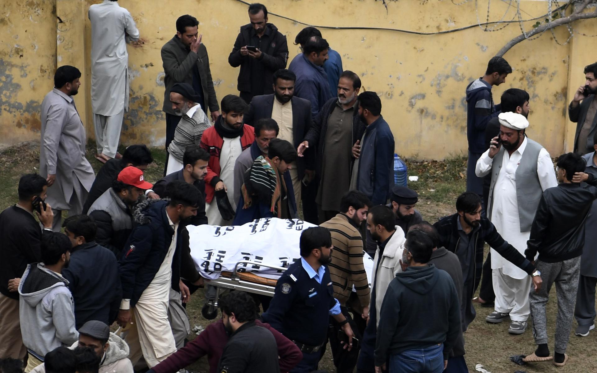 Al menos 31 muertos y 169 heridos en un atentado suicida en una mezquita de Pakistán (Imágenes)